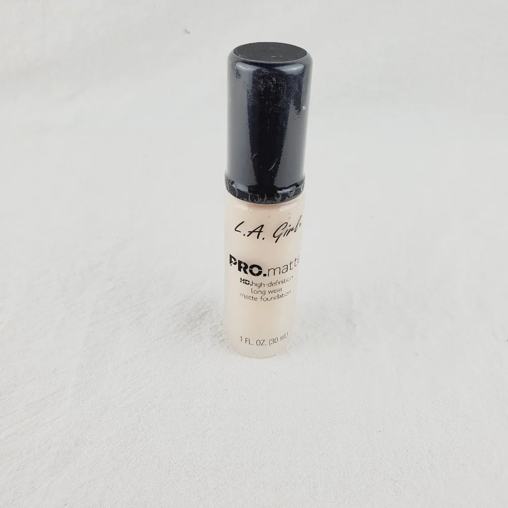 LAST ONE 🔥L.A. Girl PRO.matte Foundation, Ivory, GLM671